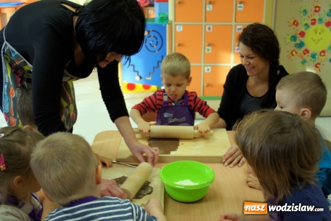 Zdjęcie w galerii na portalu naszwodzislaw.com: Przedszkolaki w Mszanie piekły świąteczne ciasteczka, pomagał im w&oacute;jt wiadomości z regionu