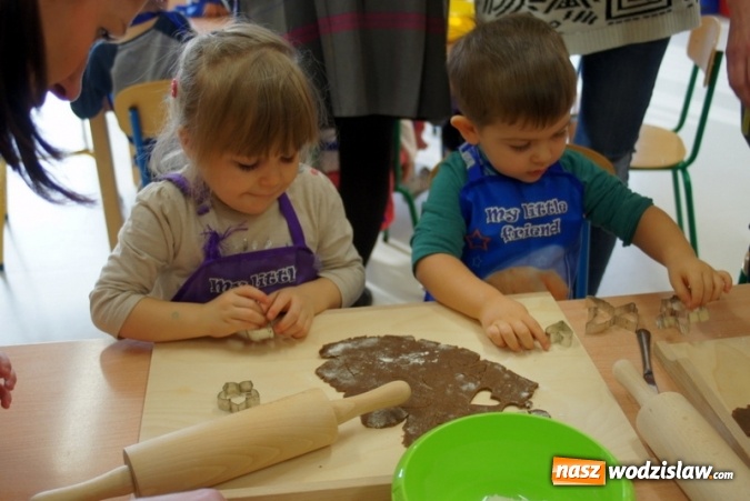 Zdjęcie w galerii na portalu naszwodzislaw.com: Przedszkolaki w Mszanie piekły świąteczne ciasteczka, pomagał im w&oacute;jt wiadomości z regionu