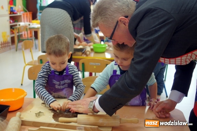 Zdjęcie w galerii na portalu naszwodzislaw.com: Przedszkolaki w Mszanie piekły świąteczne ciasteczka, pomagał im w&oacute;jt wiadomości z regionu