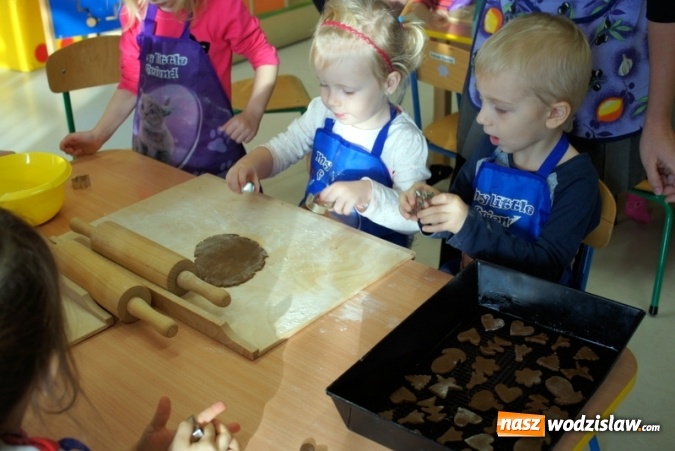 Zdjęcie w galerii na portalu naszwodzislaw.com: Przedszkolaki w Mszanie piekły świąteczne ciasteczka, pomagał im w&oacute;jt wiadomości z regionu