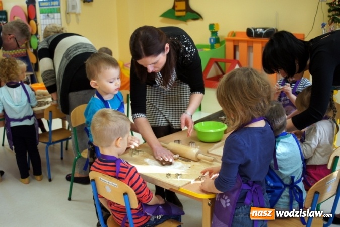 Zdjęcie w galerii na portalu naszwodzislaw.com: Przedszkolaki w Mszanie piekły świąteczne ciasteczka, pomagał im w&oacute;jt wiadomości z regionu