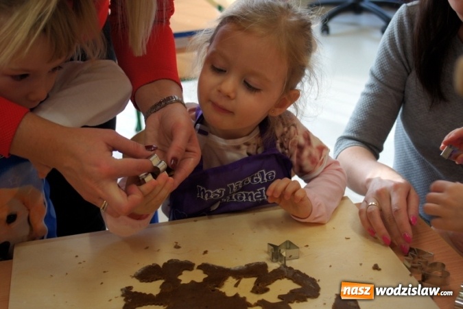 Zdjęcie w galerii na portalu naszwodzislaw.com: Przedszkolaki w Mszanie piekły świąteczne ciasteczka, pomagał im w&oacute;jt wiadomości z regionu