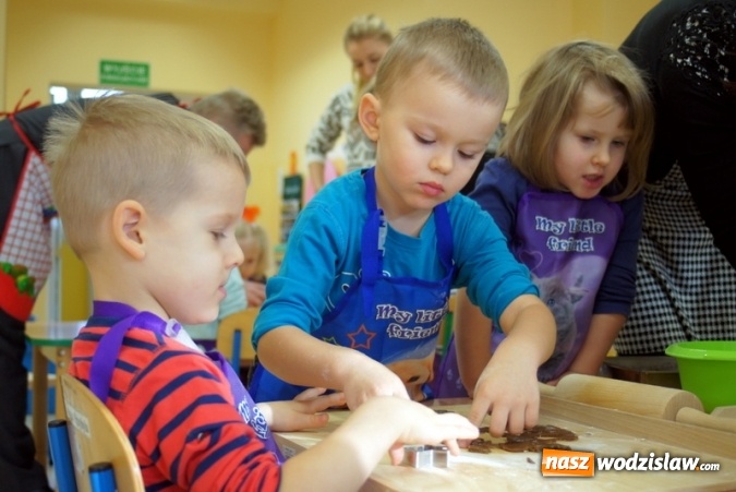 Zdjęcie w galerii na portalu naszwodzislaw.com: Przedszkolaki w Mszanie piekły świąteczne ciasteczka, pomagał im w&oacute;jt wiadomości z regionu