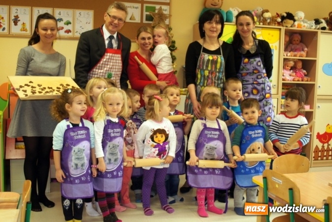 Zdjęcie w galerii na portalu naszwodzislaw.com: Przedszkolaki w Mszanie piekły świąteczne ciasteczka, pomagał im w&oacute;jt wiadomości z regionu