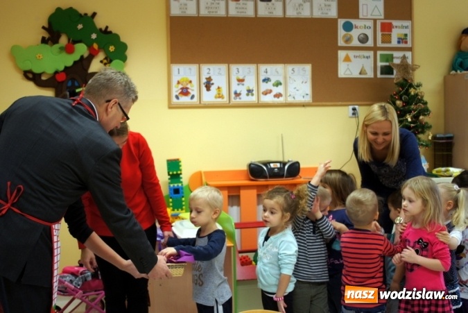 Zdjęcie w galerii na portalu naszwodzislaw.com: Przedszkolaki w Mszanie piekły świąteczne ciasteczka, pomagał im w&oacute;jt wiadomości z regionu