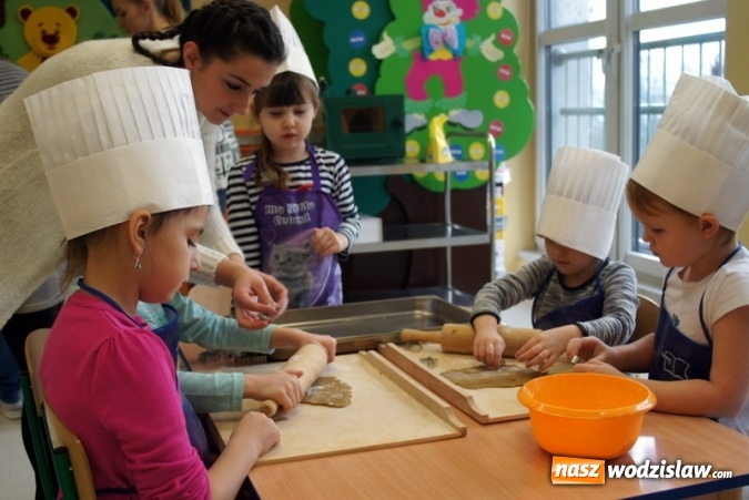 Zdjęcie w galerii na portalu naszwodzislaw.com: Przedszkolaki w Mszanie piekły świąteczne ciasteczka, pomagał im w&oacute;jt wiadomości z regionu