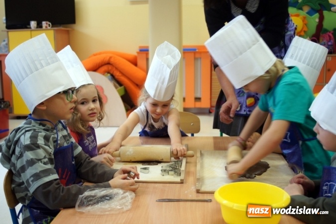 Zdjęcie w galerii na portalu naszwodzislaw.com: Przedszkolaki w Mszanie piekły świąteczne ciasteczka, pomagał im w&oacute;jt wiadomości z regionu