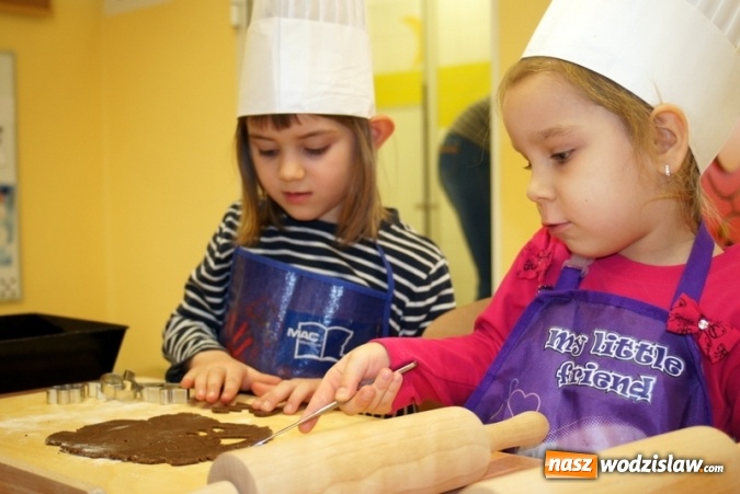 Zdjęcie w galerii na portalu naszwodzislaw.com: Przedszkolaki w Mszanie piekły świąteczne ciasteczka, pomagał im w&oacute;jt wiadomości z regionu