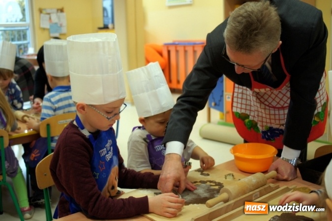 Zdjęcie w galerii na portalu naszwodzislaw.com: Przedszkolaki w Mszanie piekły świąteczne ciasteczka, pomagał im w&oacute;jt wiadomości z regionu