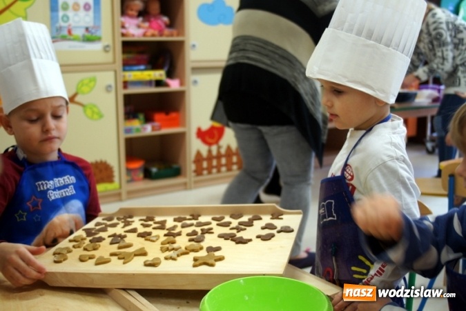 Zdjęcie w galerii na portalu naszwodzislaw.com: Przedszkolaki w Mszanie piekły świąteczne ciasteczka, pomagał im w&oacute;jt wiadomości z regionu