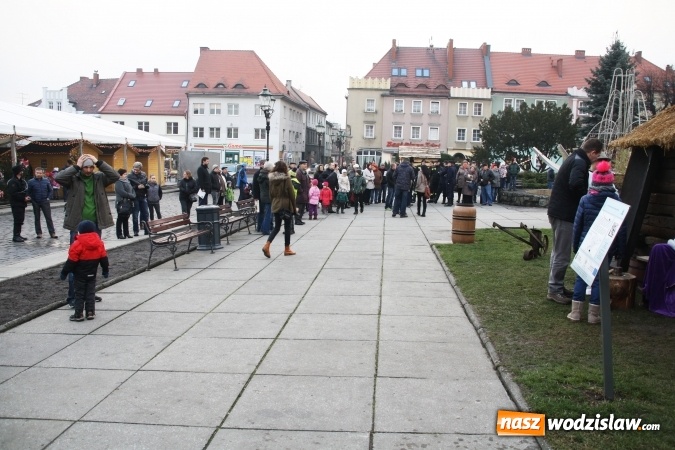 Zdjęcie w galerii na portalu naszwodzislaw.com: Na wodzisławskim rynku zapłonął ogień wiadomości z regionu