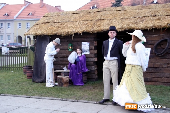 Zdjęcie w galerii na portalu naszwodzislaw.com: Na wodzisławskim rynku zapłonął ogień wiadomości z regionu