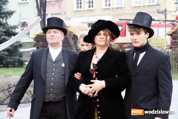 Zdjęcie w galerii na portalu naszwodzislaw.com: Na wodzisławskim rynku zapłonął ogień wiadomości z regionu