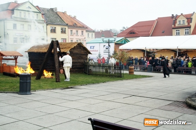 Zdjęcie w galerii na portalu naszwodzislaw.com: Na wodzisławskim rynku zapłonął ogień wiadomości z regionu
