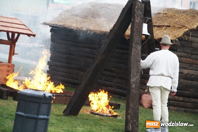 Zdjęcie w galerii na portalu naszwodzislaw.com: Na wodzisławskim rynku zapłonął ogień wiadomości z regionu