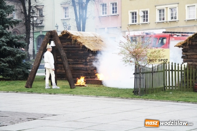 Zdjęcie w galerii na portalu naszwodzislaw.com: Na wodzisławskim rynku zapłonął ogień wiadomości z regionu