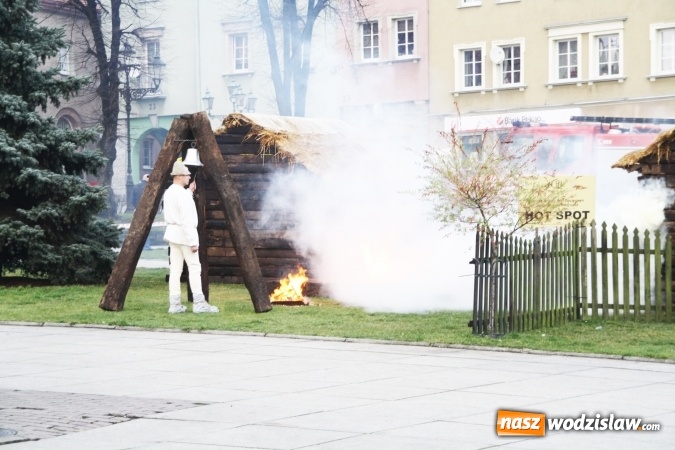 Zdjęcie w galerii na portalu naszwodzislaw.com: Na wodzisławskim rynku zapłonął ogień wiadomości z regionu