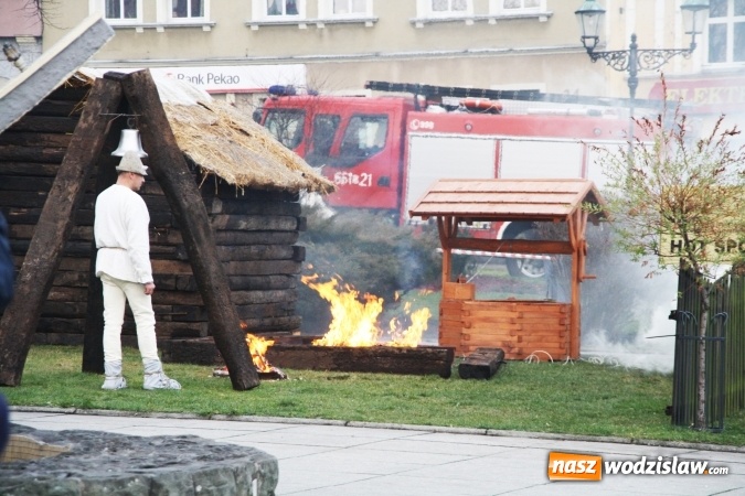 Zdjęcie w galerii na portalu naszwodzislaw.com: Na wodzisławskim rynku zapłonął ogień wiadomości z regionu