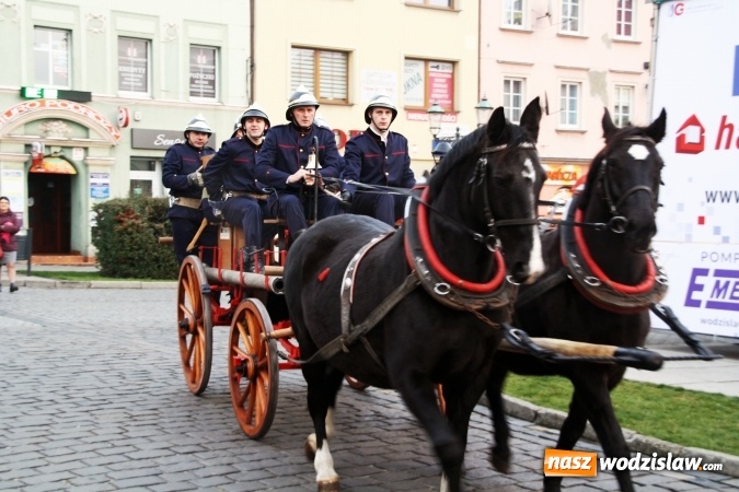 Zdjęcie w galerii na portalu naszwodzislaw.com: Na wodzisławskim rynku zapłonął ogień wiadomości z regionu
