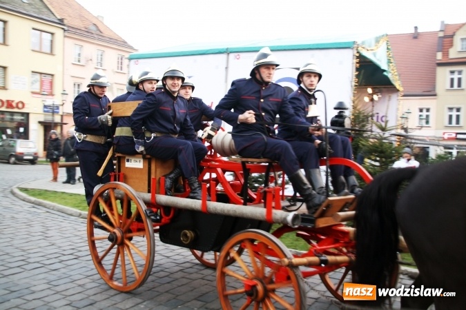 Zdjęcie w galerii na portalu naszwodzislaw.com: Na wodzisławskim rynku zapłonął ogień wiadomości z regionu