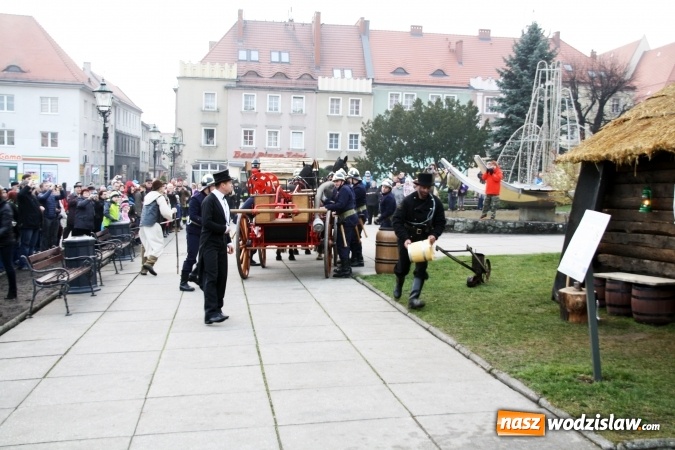 Zdjęcie w galerii na portalu naszwodzislaw.com: Na wodzisławskim rynku zapłonął ogień wiadomości z regionu