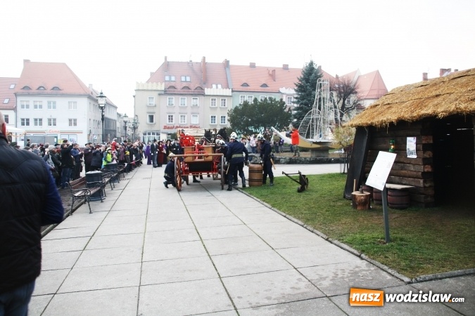 Zdjęcie w galerii na portalu naszwodzislaw.com: Na wodzisławskim rynku zapłonął ogień wiadomości z regionu