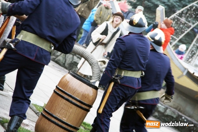 Zdjęcie w galerii na portalu naszwodzislaw.com: Na wodzisławskim rynku zapłonął ogień wiadomości z regionu