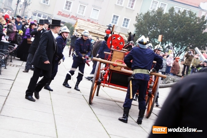 Zdjęcie w galerii na portalu naszwodzislaw.com: Na wodzisławskim rynku zapłonął ogień wiadomości z regionu