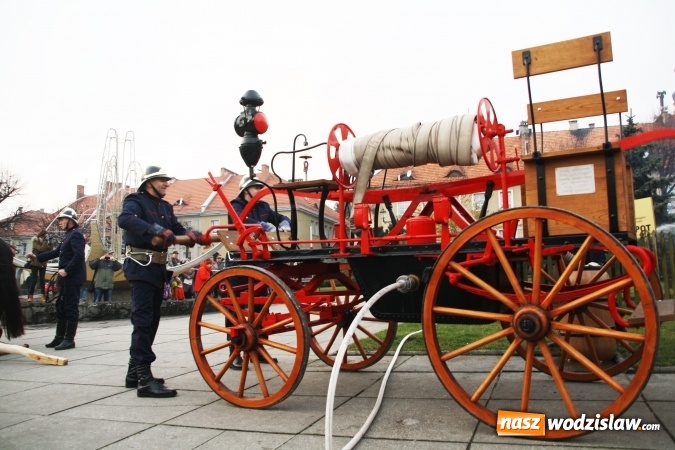 Zdjęcie w galerii na portalu naszwodzislaw.com: Na wodzisławskim rynku zapłonął ogień wiadomości z regionu