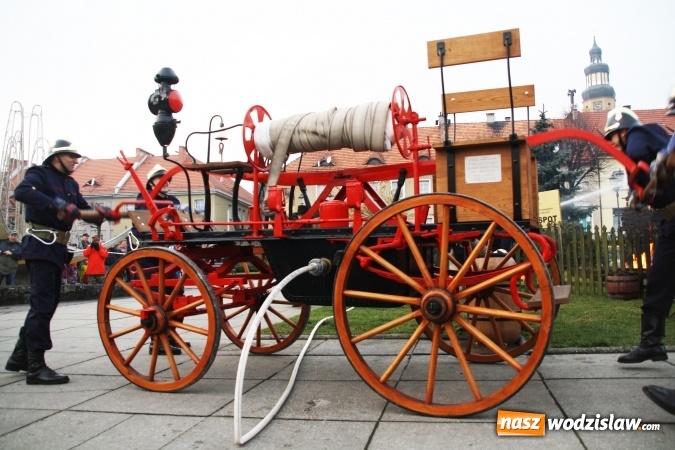 Zdjęcie w galerii na portalu naszwodzislaw.com: Na wodzisławskim rynku zapłonął ogień wiadomości z regionu