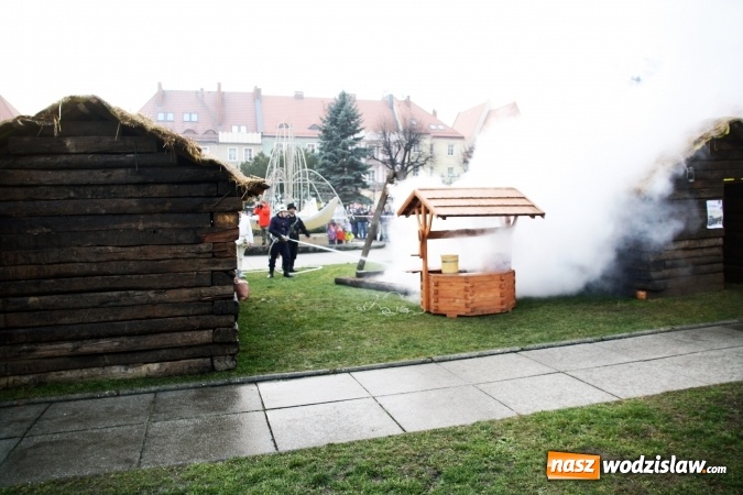 Zdjęcie w galerii na portalu naszwodzislaw.com: Na wodzisławskim rynku zapłonął ogień wiadomości z regionu
