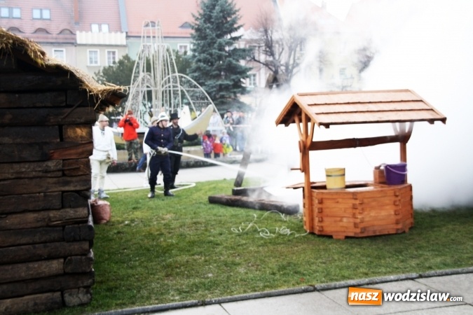 Zdjęcie w galerii na portalu naszwodzislaw.com: Na wodzisławskim rynku zapłonął ogień wiadomości z regionu