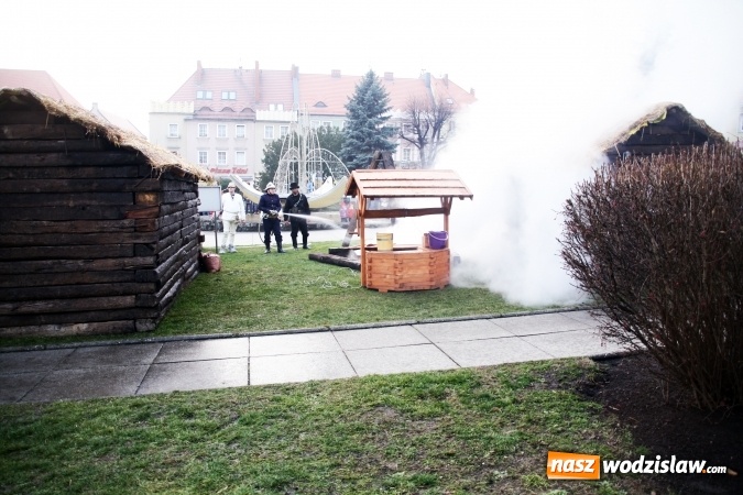 Zdjęcie w galerii na portalu naszwodzislaw.com: Na wodzisławskim rynku zapłonął ogień wiadomości z regionu