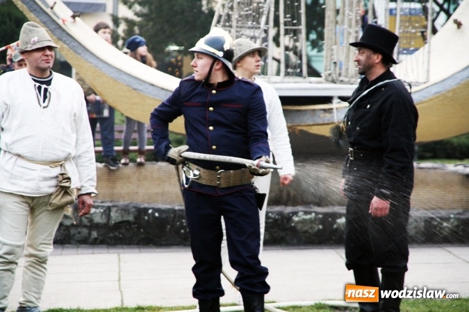 Zdjęcie w galerii na portalu naszwodzislaw.com: Na wodzisławskim rynku zapłonął ogień wiadomości z regionu