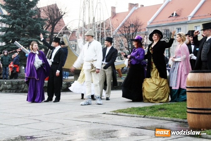 Zdjęcie w galerii na portalu naszwodzislaw.com: Na wodzisławskim rynku zapłonął ogień wiadomości z regionu