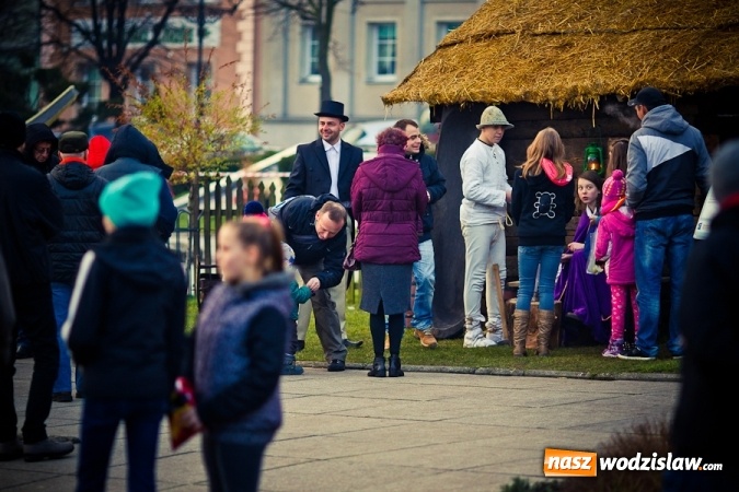 Zdjęcie w galerii na portalu naszwodzislaw.com: Na wodzisławskim rynku zapłonął ogień wiadomości z regionu