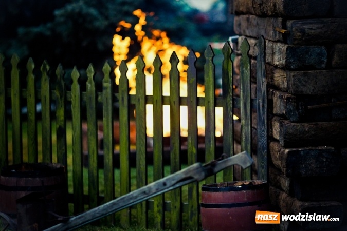 Zdjęcie w galerii na portalu naszwodzislaw.com: Na wodzisławskim rynku zapłonął ogień wiadomości z regionu