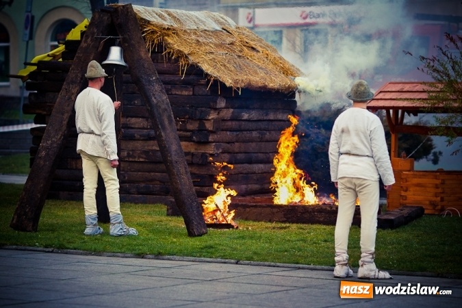 Zdjęcie w galerii na portalu naszwodzislaw.com: Na wodzisławskim rynku zapłonął ogień wiadomości z regionu