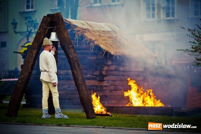 Zdjęcie w galerii na portalu naszwodzislaw.com: Na wodzisławskim rynku zapłonął ogień wiadomości z regionu