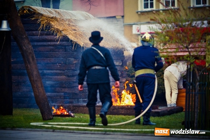 Zdjęcie w galerii na portalu naszwodzislaw.com: Na wodzisławskim rynku zapłonął ogień wiadomości z regionu