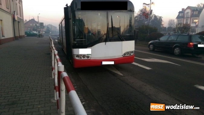 Zdjęcie w galerii na portalu naszwodzislaw.com: Rydułtowy: Autobus potrącił pieszego. Poszkodowany mężczyzna ze złamanymi żebrami trafił do szpitala wiadomości z regionu