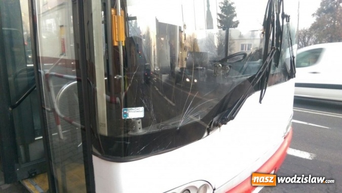 Zdjęcie w galerii na portalu naszwodzislaw.com: Rydułtowy: Autobus potrącił pieszego. Poszkodowany mężczyzna ze złamanymi żebrami trafił do szpitala wiadomości z regionu