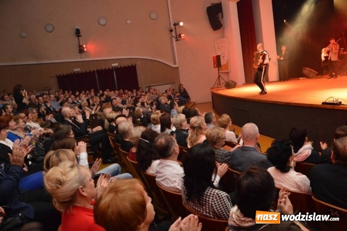 Zdjęcie w galerii na portalu naszwodzislaw.com: Marcin Wyrostek wystąpił na deskach radlińskiej sceny wiadomości z regionu