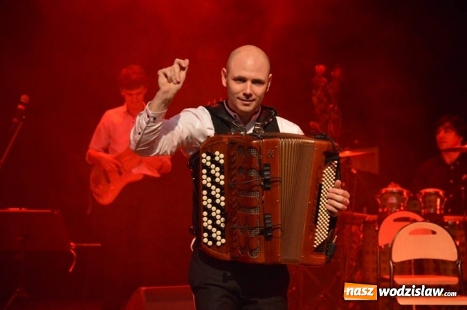 Zdjęcie w galerii na portalu naszwodzislaw.com: Marcin Wyrostek wystąpił na deskach radlińskiej sceny wiadomości z regionu