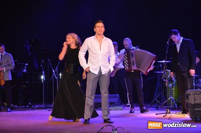 Zdjęcie w galerii na portalu naszwodzislaw.com: Marcin Wyrostek wystąpił na deskach radlińskiej sceny wiadomości z regionu