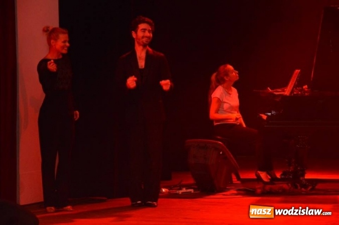 Zdjęcie w galerii na portalu naszwodzislaw.com: Marcin Wyrostek wystąpił na deskach radlińskiej sceny wiadomości z regionu