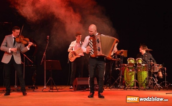 Zdjęcie w galerii na portalu naszwodzislaw.com: Marcin Wyrostek wystąpił na deskach radlińskiej sceny wiadomości z regionu