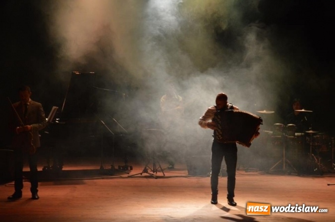 Zdjęcie w galerii na portalu naszwodzislaw.com: Marcin Wyrostek wystąpił na deskach radlińskiej sceny wiadomości z regionu