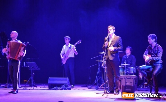 Zdjęcie w galerii na portalu naszwodzislaw.com: Marcin Wyrostek wystąpił na deskach radlińskiej sceny wiadomości z regionu