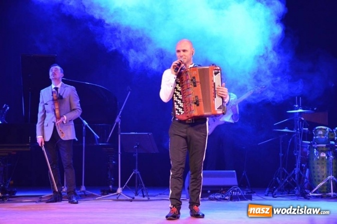 Zdjęcie w galerii na portalu naszwodzislaw.com: Marcin Wyrostek wystąpił na deskach radlińskiej sceny wiadomości z regionu